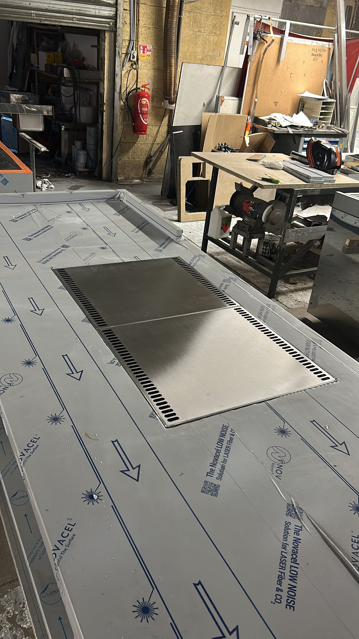 Plan de travail inox avec encastrement Plan de travail inox professionnel avec encastrement technique réalisé dans les ateliers Paris Inox