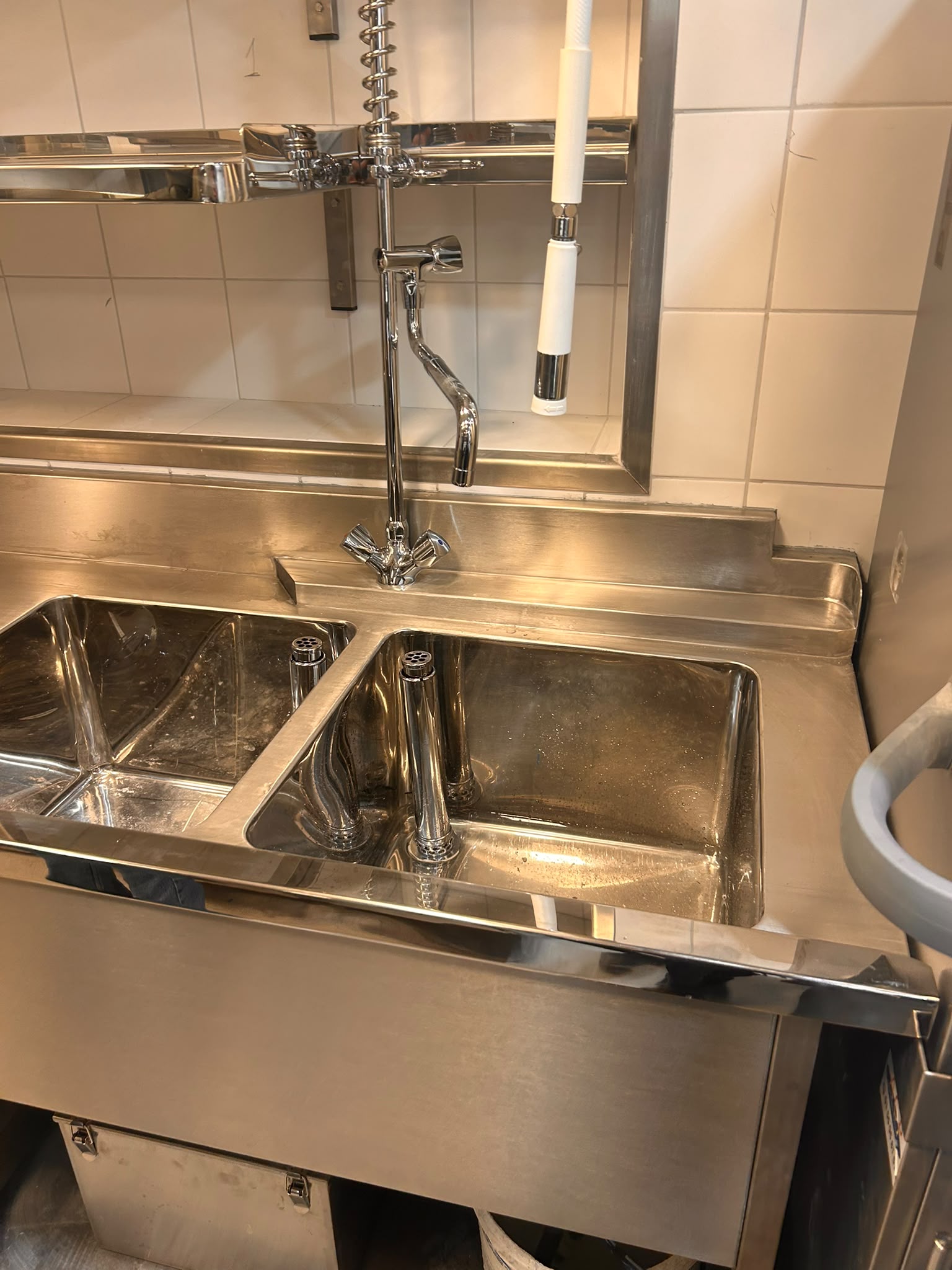 Plonge professionnelle en inox sur mesure – Paris Inox Plonge en acier inoxydable fabriquée sur mesure par Paris Inox pour une cuisine professionnelle, adaptée aux besoins de la restauration