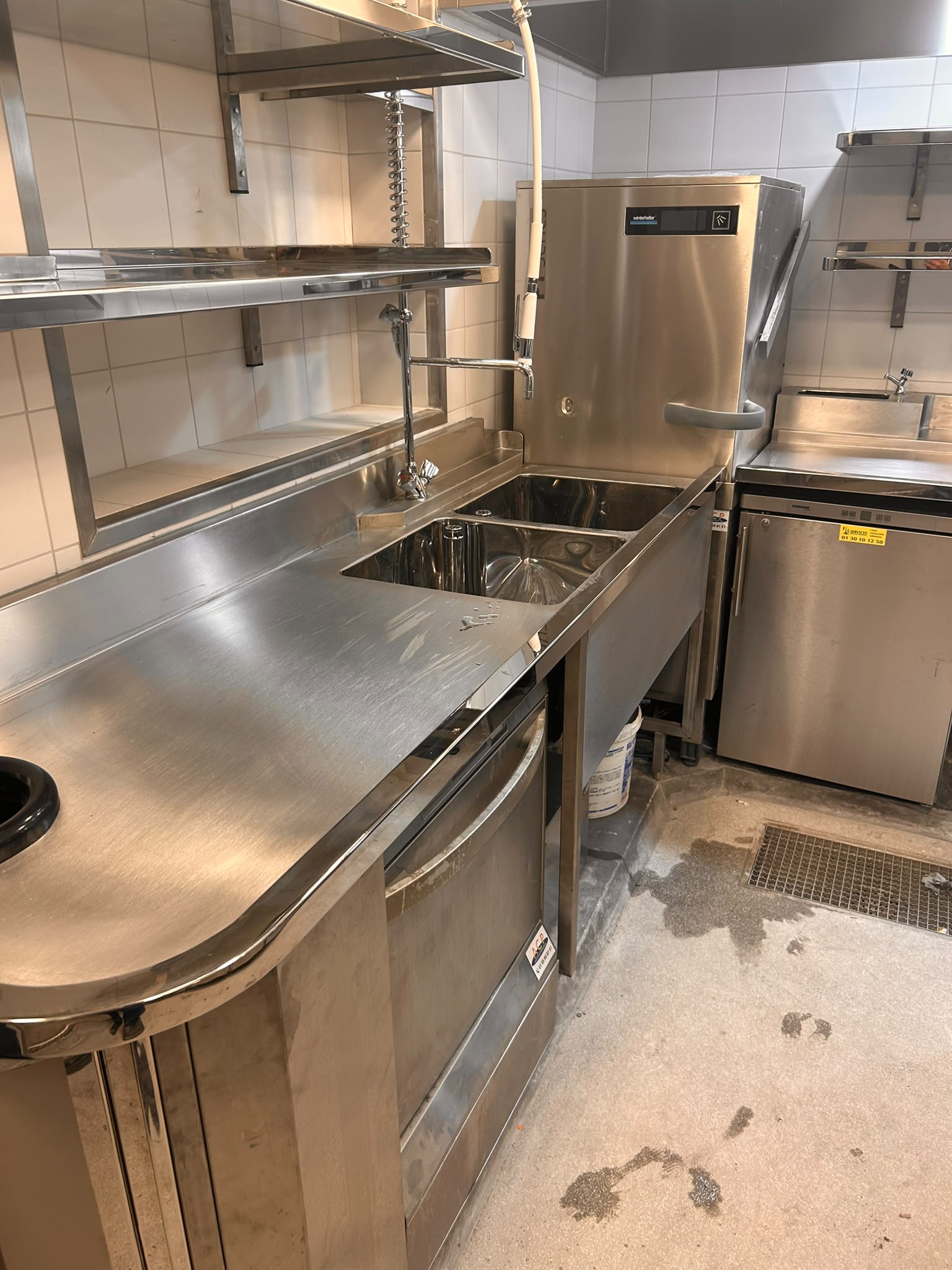 Fabrication d’une plonge en inox pour cuisine professionnelle Équipement de plonge en inox sur mesure pour une cuisine de restauration, réalisé par Paris Inox avec une finition adaptée à un usage professionnel