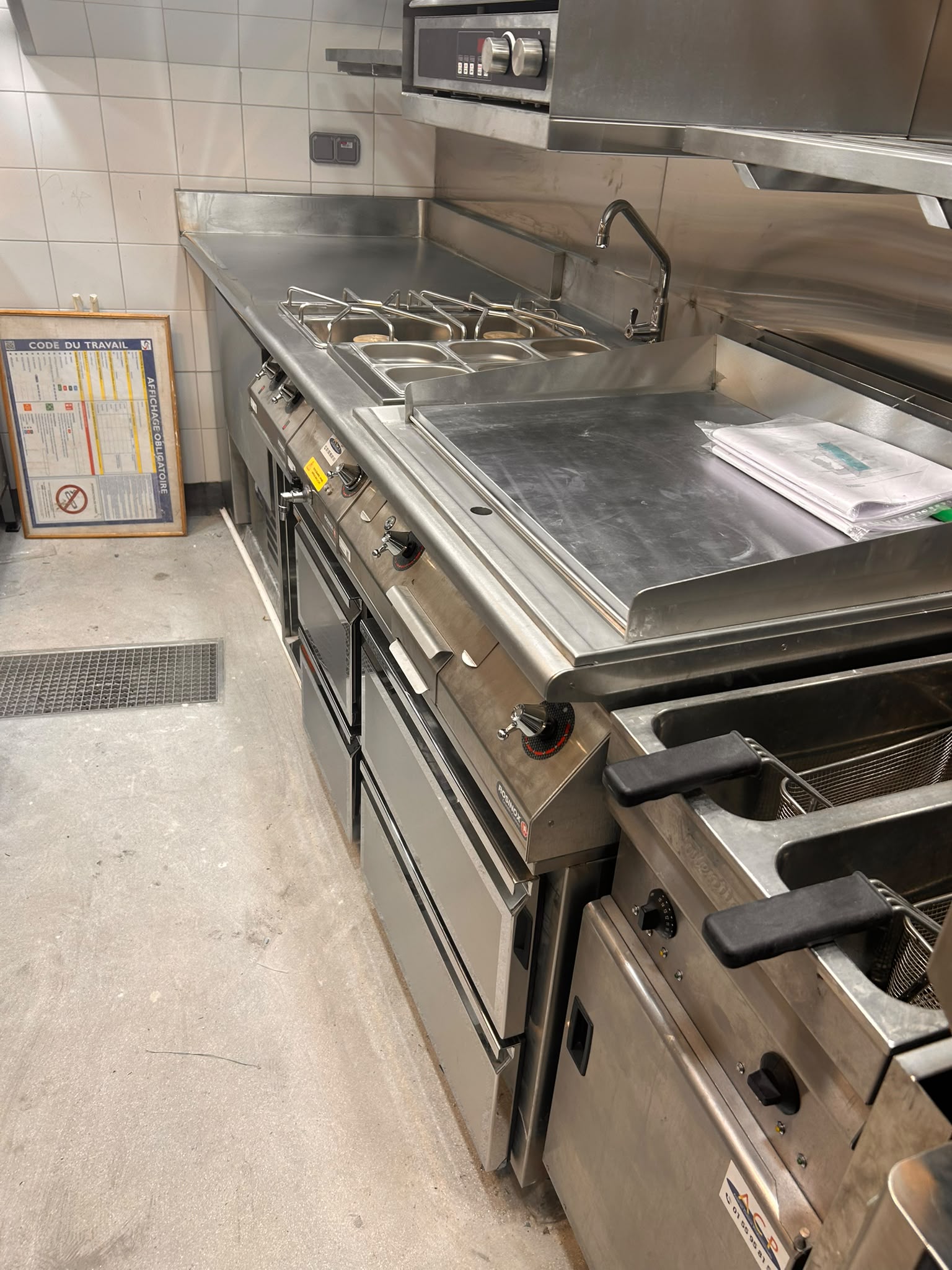 Poste de travail en inox pour cuisine professionnelle – Paris Inox Poste de travail en acier inoxydable fabriqué sur mesure par Paris Inox pour une cuisine professionnelle, adapté aux besoins des métiers de la restauration