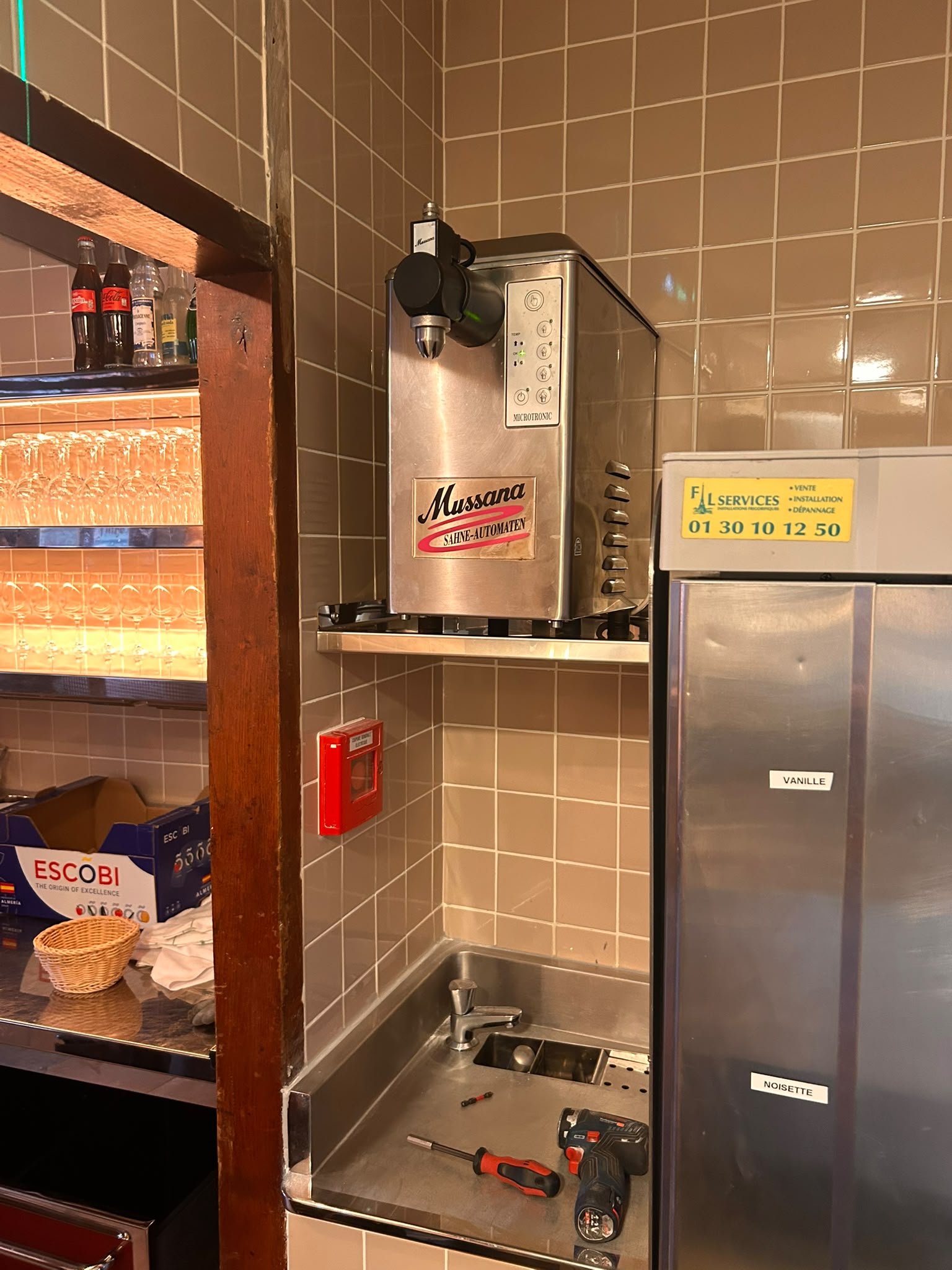 Poste technique inox pour bar Poste technique en inox sur mesure avec bac intégré, crédence inox et étagère murale destiné à un bar professionnel.