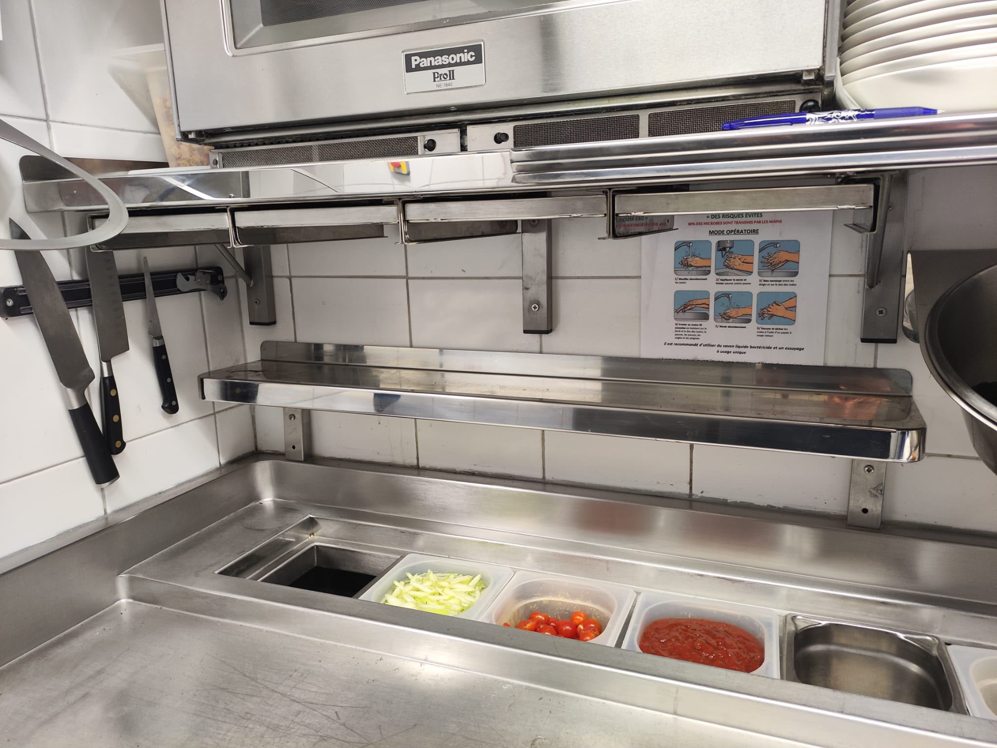 Poste de préparation inox avec saladette Poste de préparation en inox avec bacs gastronormes intégrés, étagères murales et plan de travail professionnel.