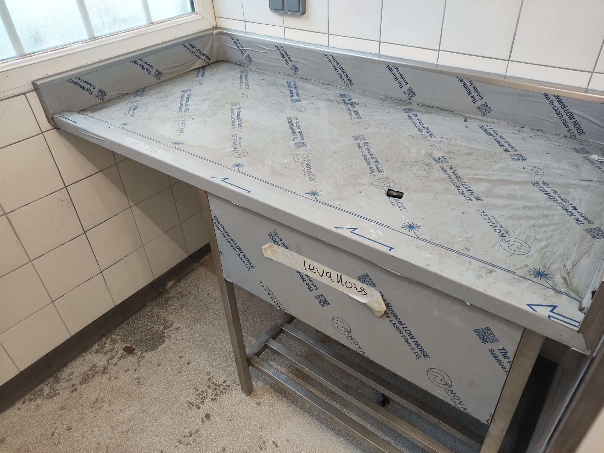 Table inox professionnelle sur mesure Table de travail en inox alimentaire sur mesure avec relevé mural pour cuisine professionnelle