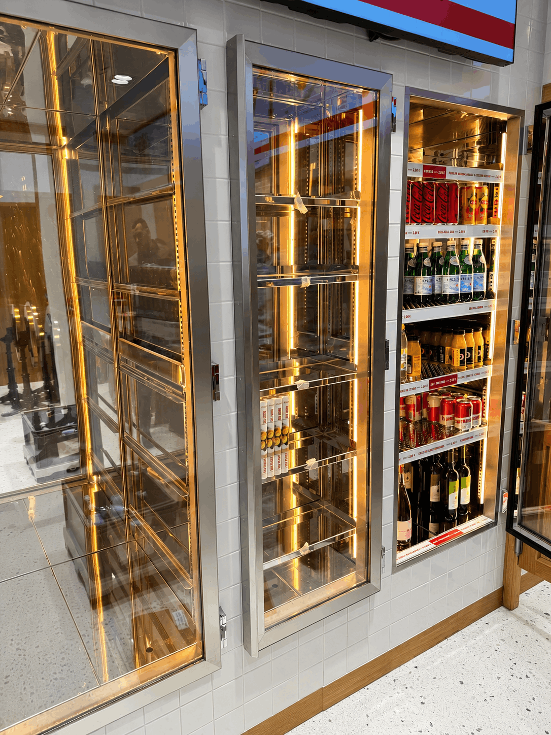 Vitrine réfrigérée inox sur mesure Vitrine réfrigérée en inox avec éclairage intégré réalisée sur mesure pour espace de vente alimentaire